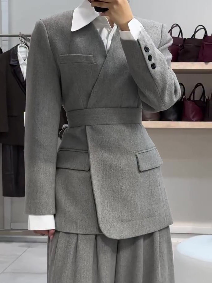 Effortlessly Elegant Pants with a Timeless Design