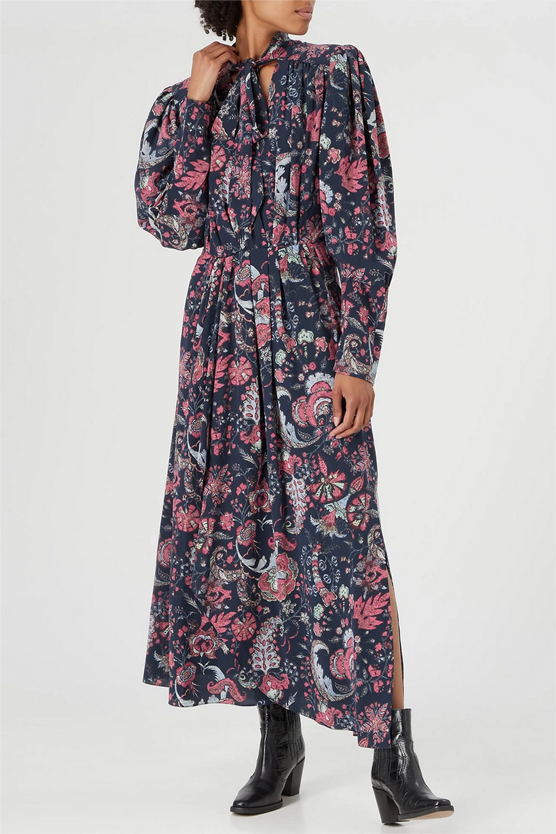 Well Tailored Dress with a Graceful Silhouette