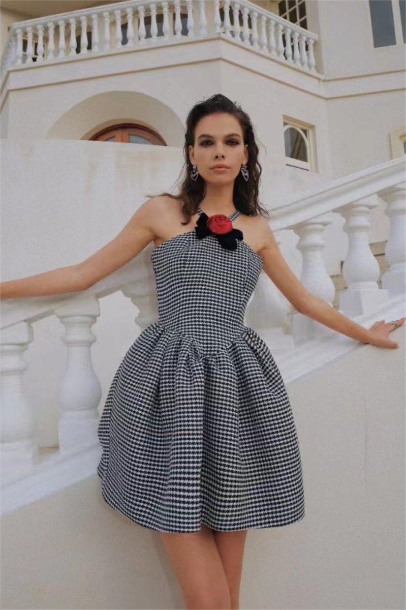 Effortlessly Elegant Dress with a Timeless Design