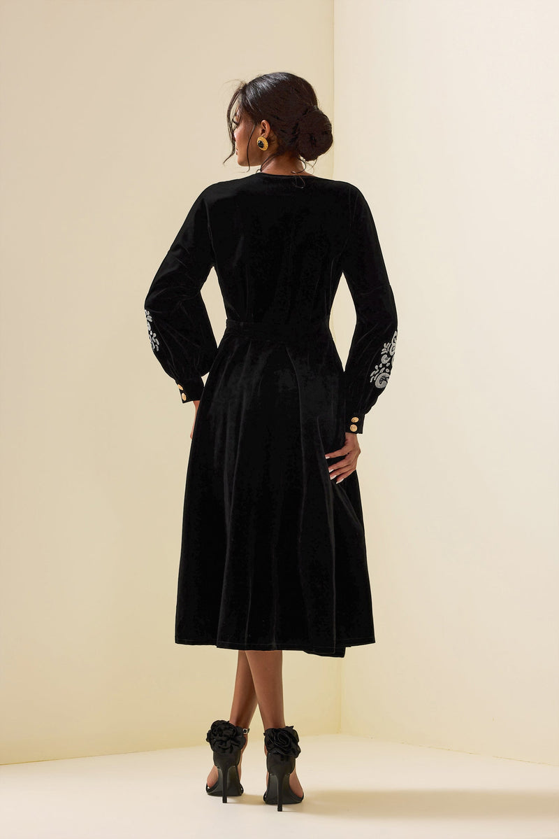 Well Tailored Dress with a Graceful Silhouette