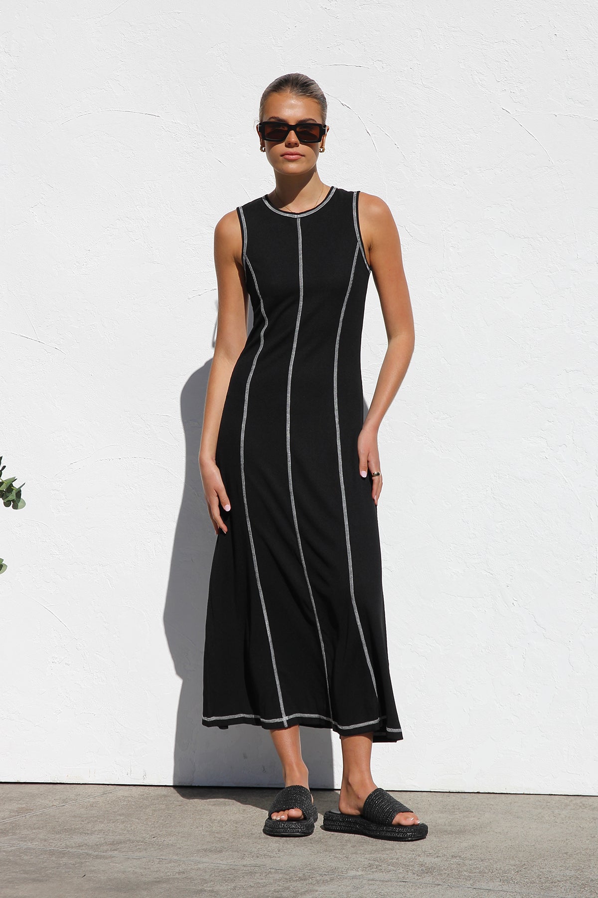 Well Tailored Dress with a Graceful Silhouette