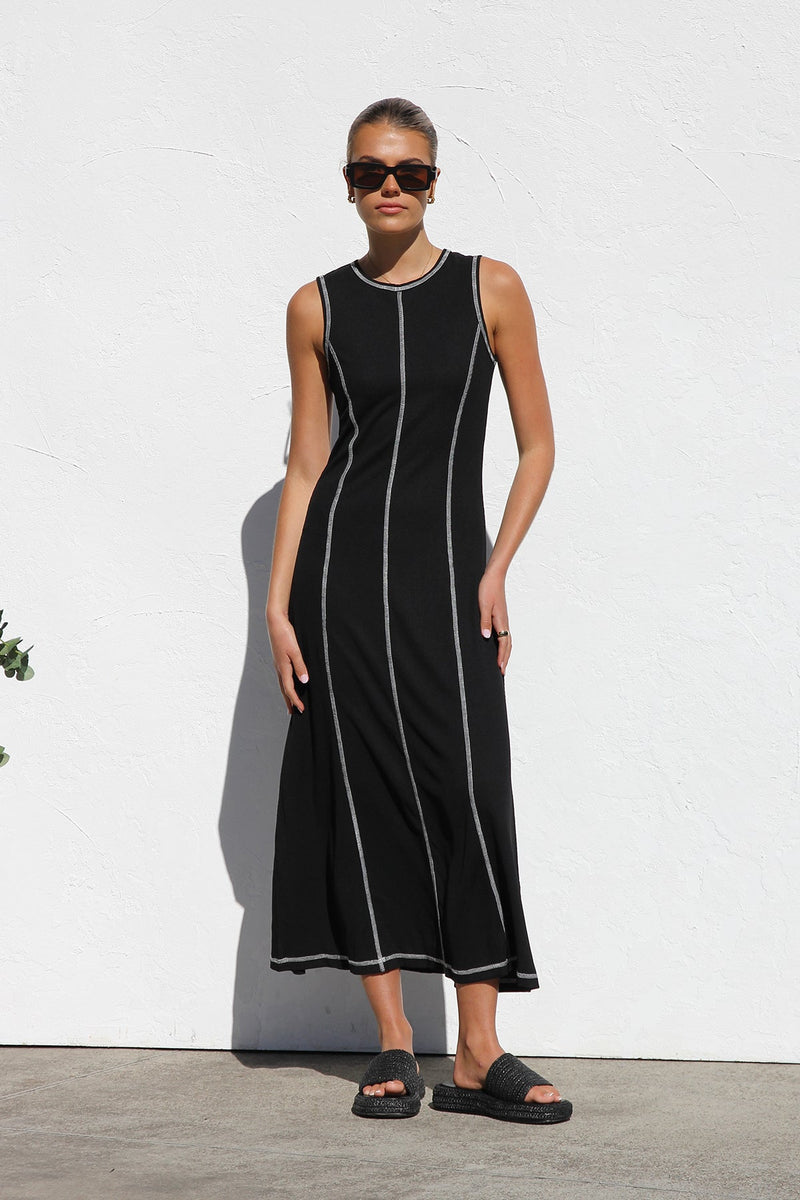 Well Tailored Dress with a Graceful Silhouette