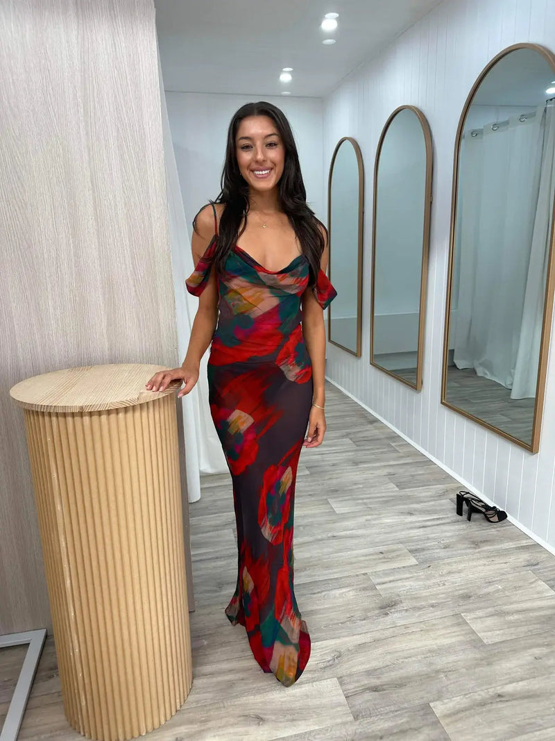 Beautifully Finished Dress in a Timeless Design