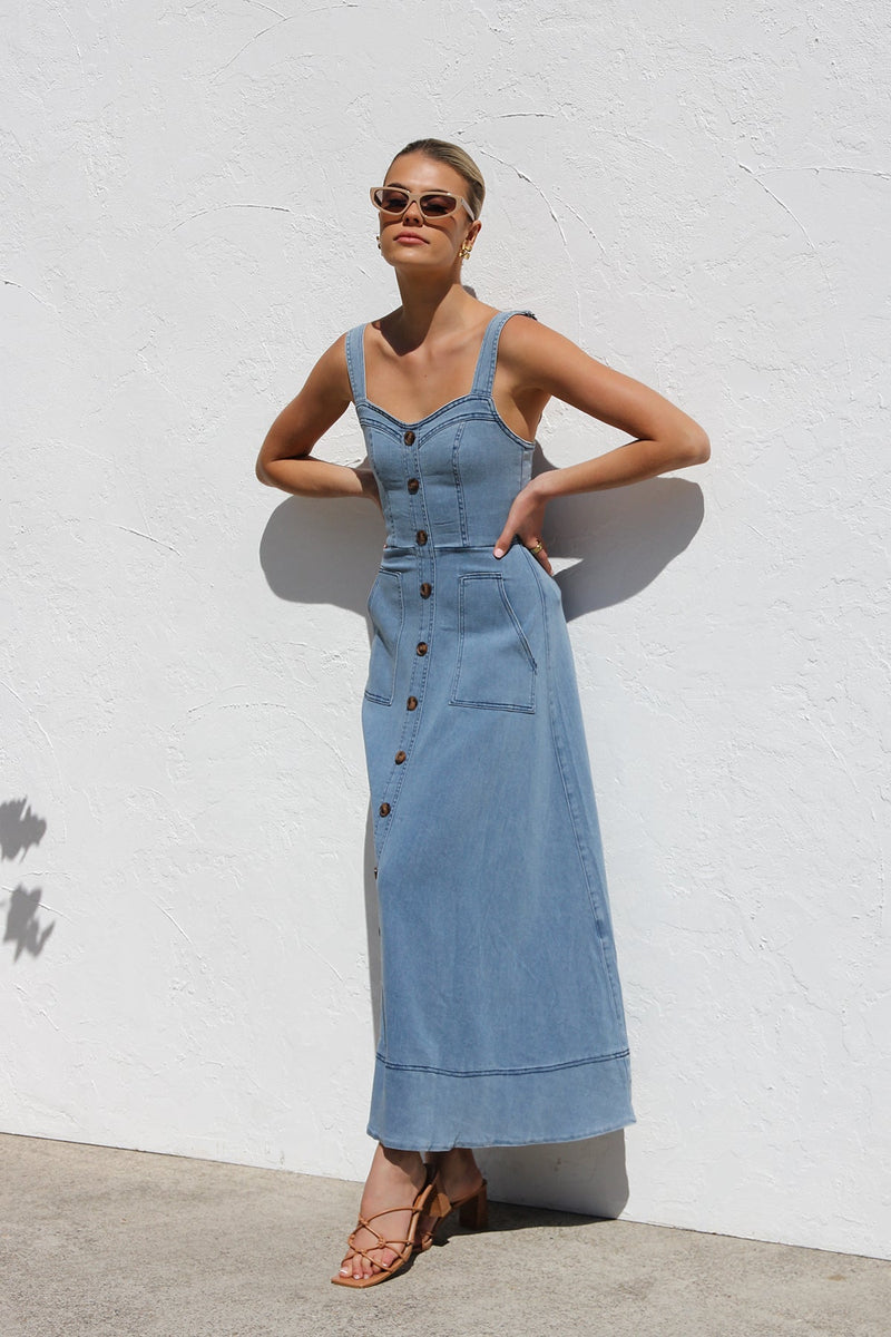Well Tailored Dress with a Graceful Silhouette