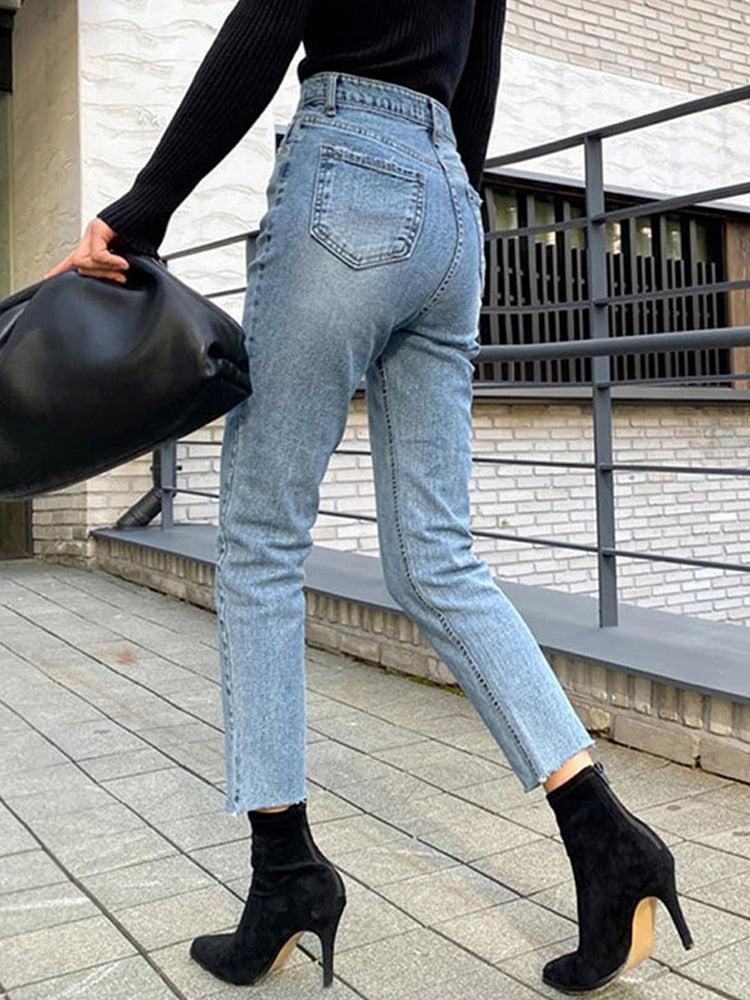 Well Tailored Trousers with a Graceful Silhouette