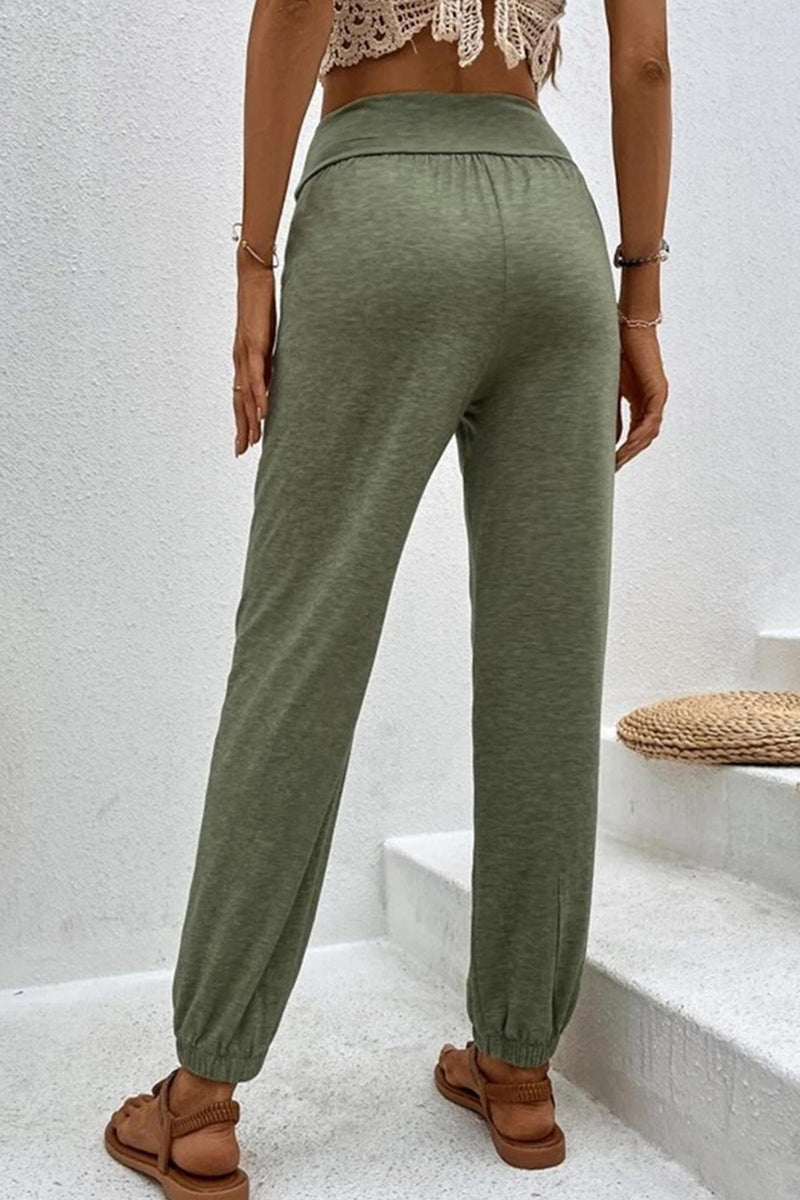 Effortlessly Elegant Pants with a Timeless Design