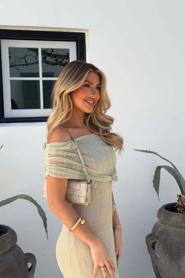 Gracefully Styled Dress for Any Occasion