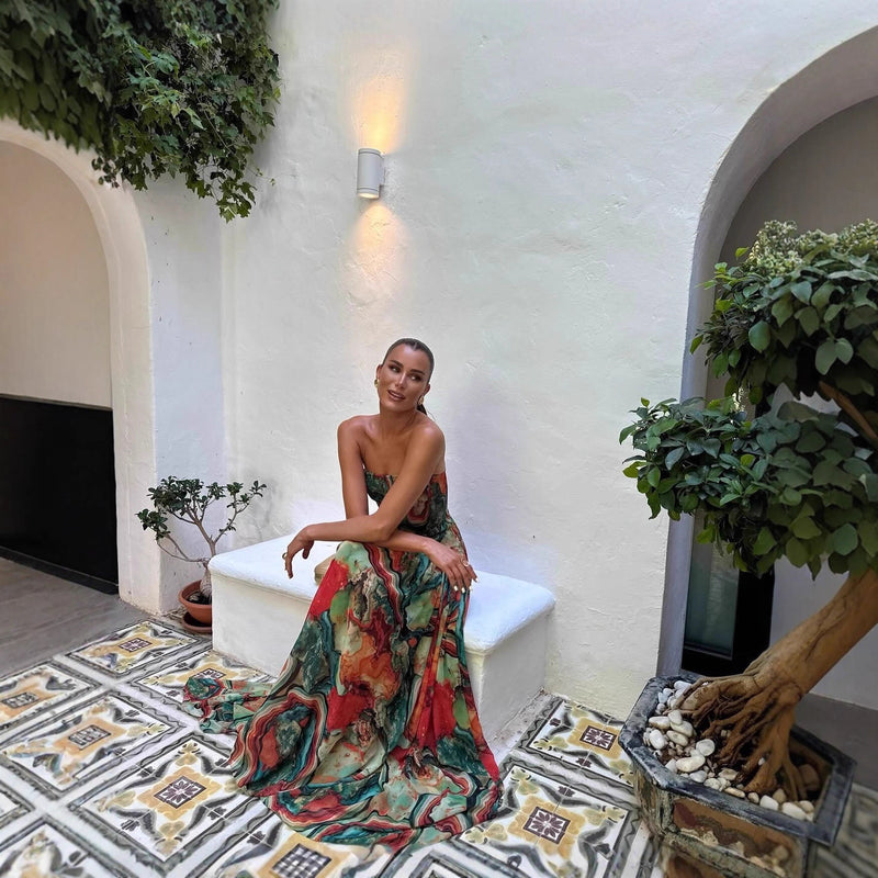 Beautifully Finished Dress in a Timeless Design