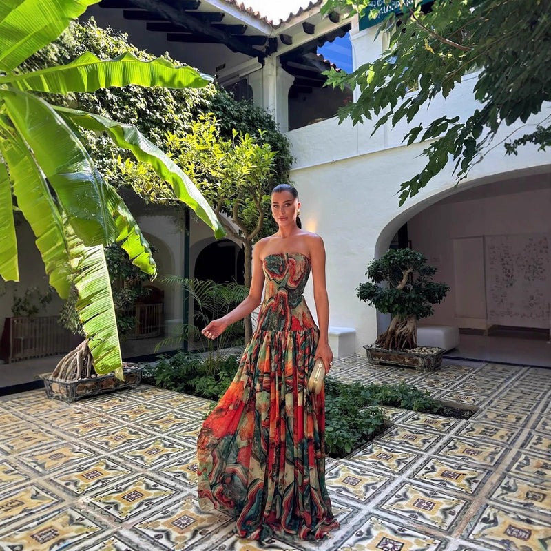 Beautifully Finished Dress in a Timeless Design