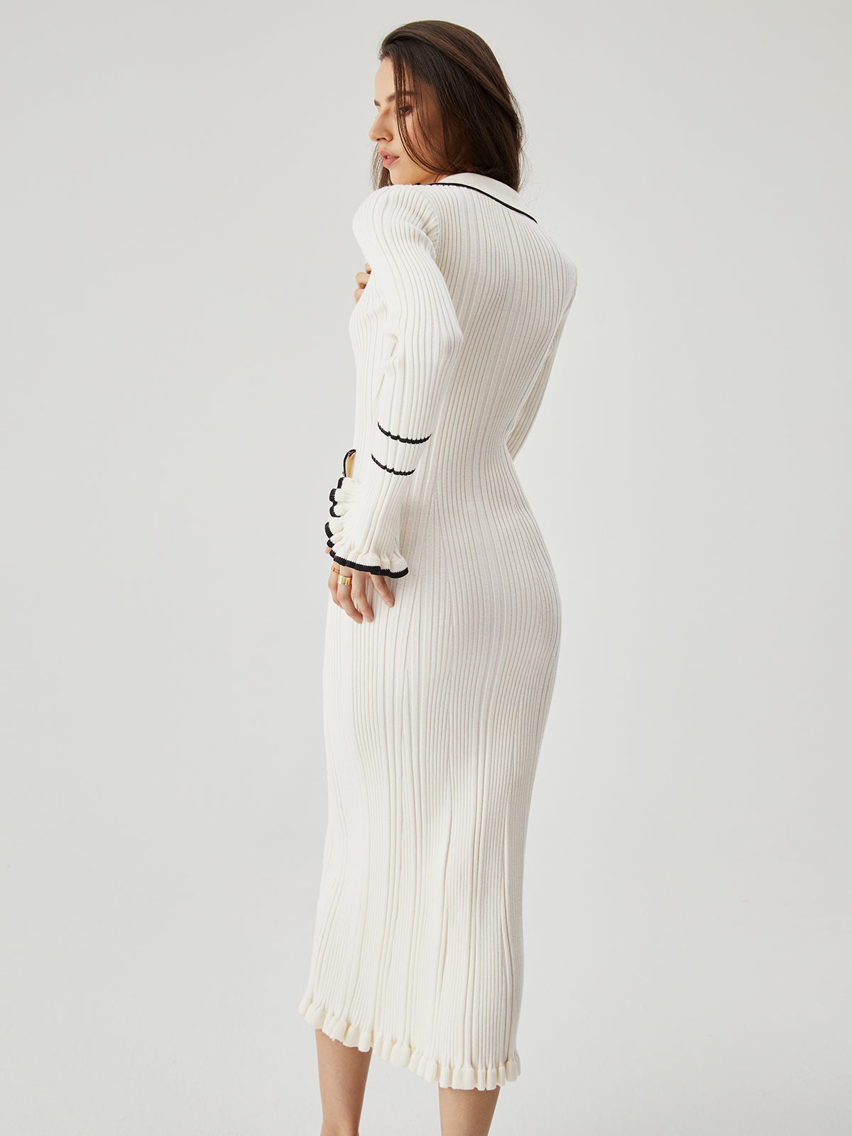Well Tailored Sweater with a Graceful Silhouette