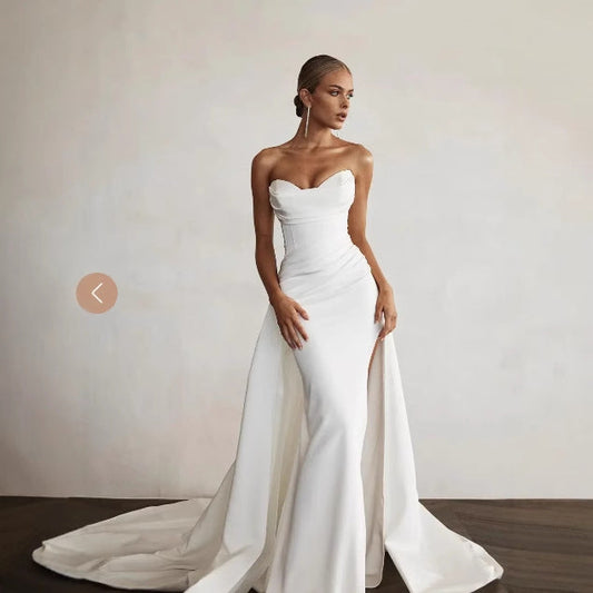 Beautifully Finished Dress in a Timeless Design