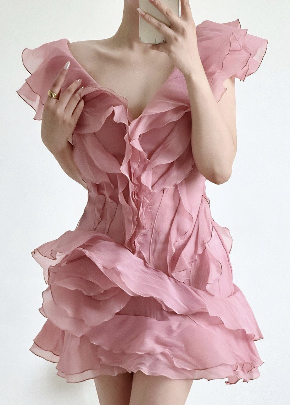 Effortlessly Elegant Dress with a Timeless Design