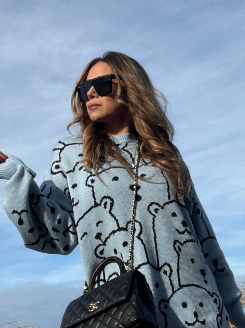 Classic Vintage Sweater with a Flattering Fit