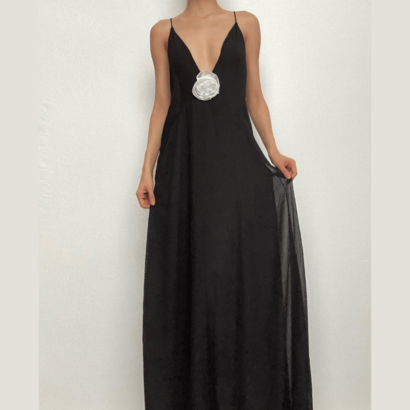 Beautifully Finished Dress in a Timeless Design