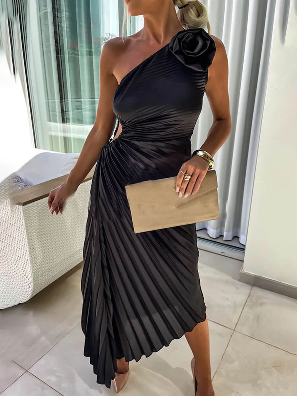 Beautifully Finished Dress in a Timeless Design