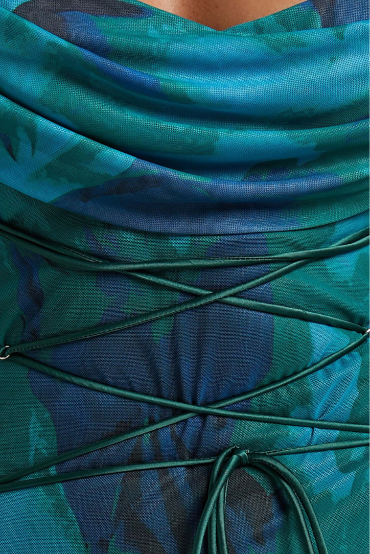 Well Tailored Dress with a Graceful Silhouette