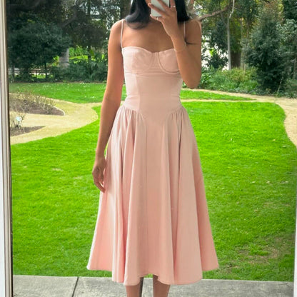 Well Tailored Dress with a Graceful Silhouette