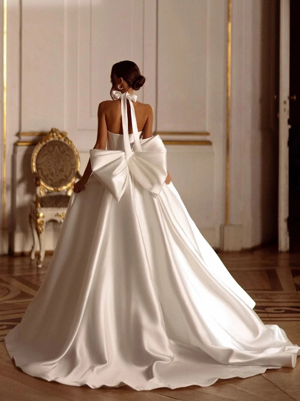 Beautifully Finished Dress in a Timeless Design