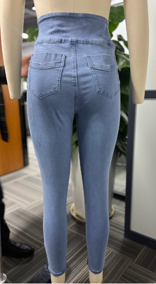Beautifully Finished Trousers in a Timeless Design