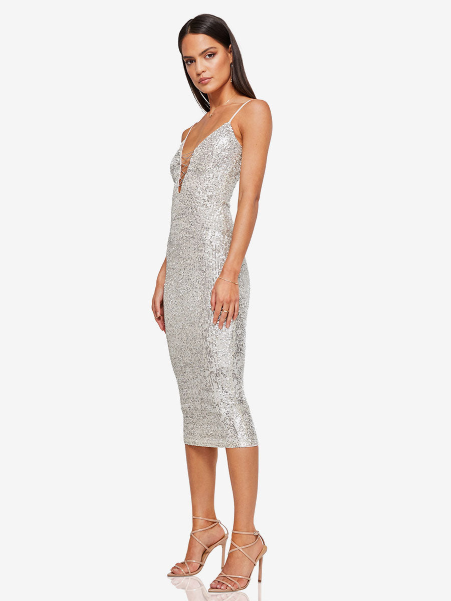 Well Tailored Dress with a Graceful Silhouette
