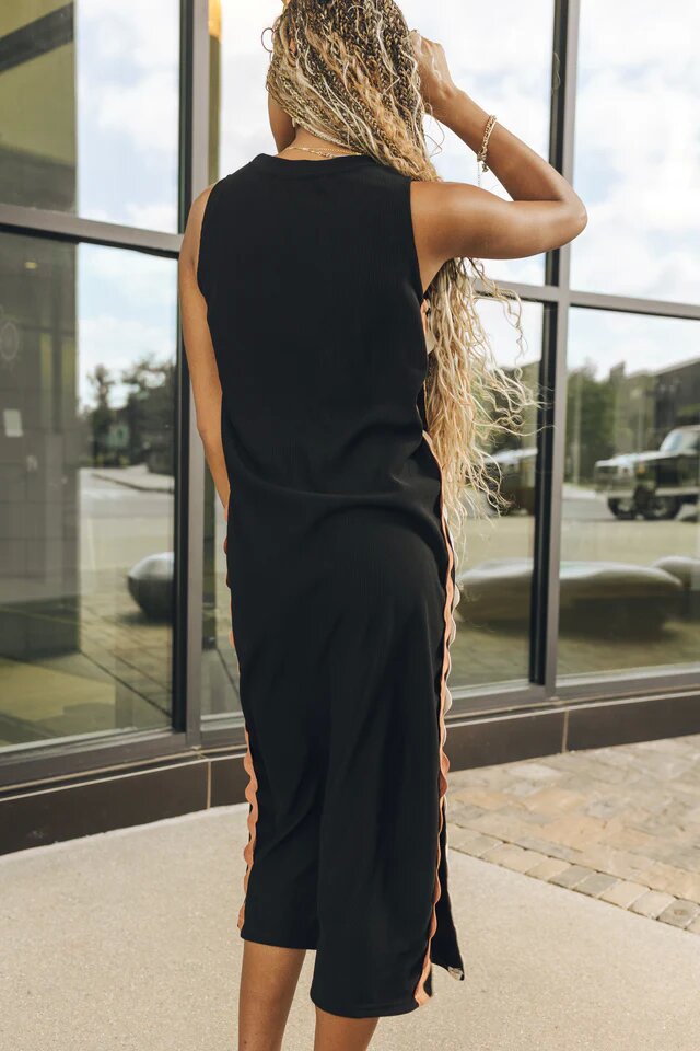 Beautifully Finished Dress in a Timeless Design