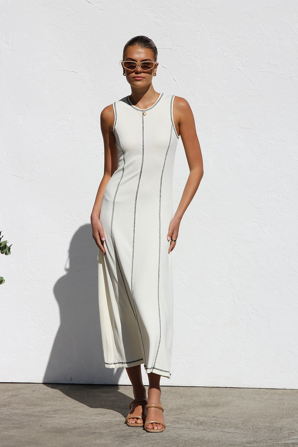 Beautifully Finished Dress in a Timeless Design