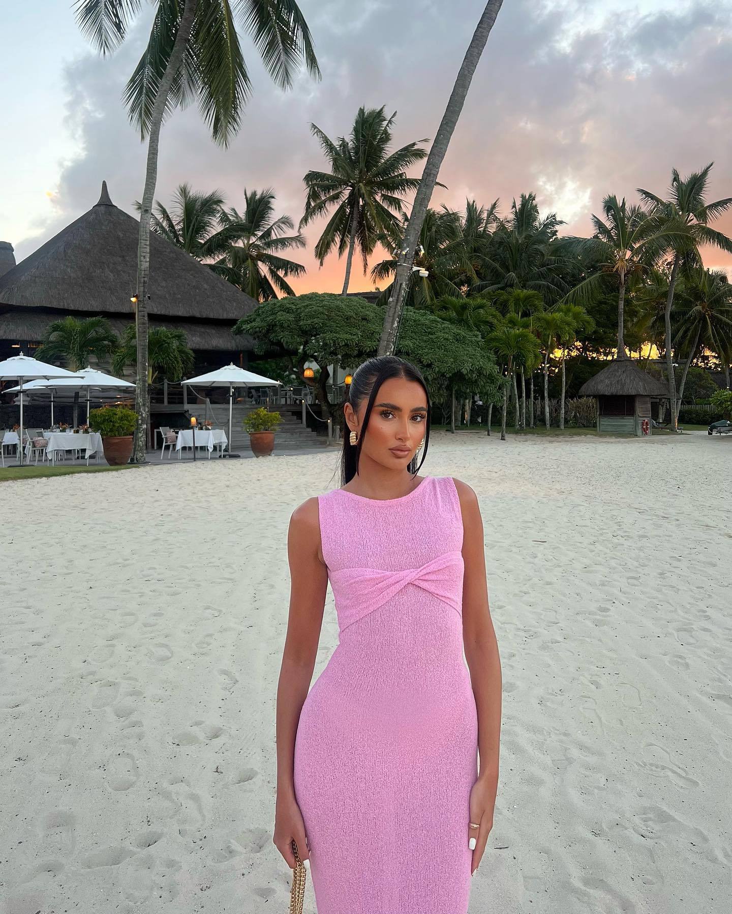 Beautifully Finished Dress in a Timeless Design