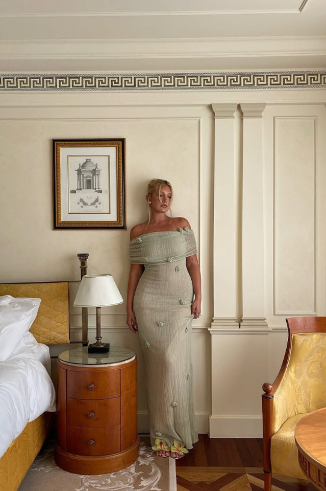 Gracefully Styled Dress for Any Occasion