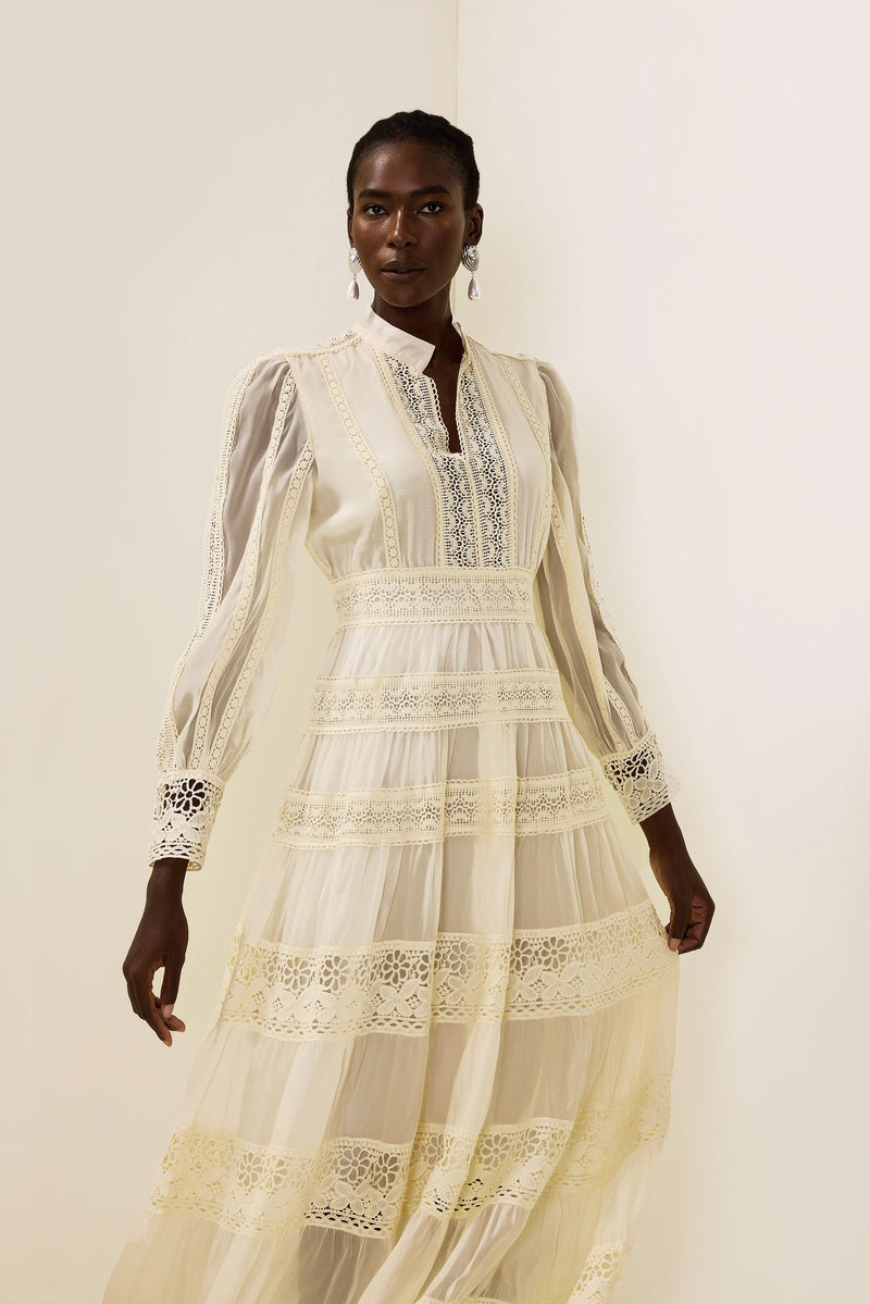 Well Tailored Dress with a Graceful Silhouette
