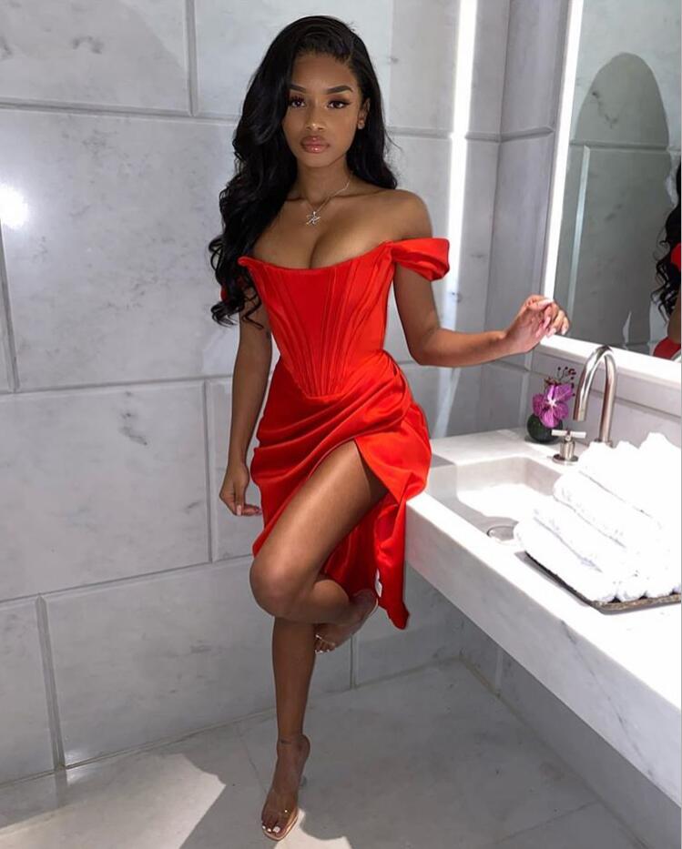 Beautifully Finished Dress in a Timeless Design