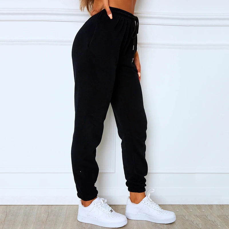 Effortlessly Elegant Pants with a Timeless Design