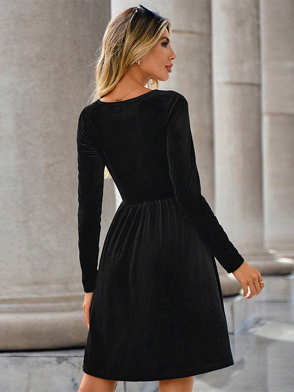 Beautifully Finished Dress in a Timeless Design