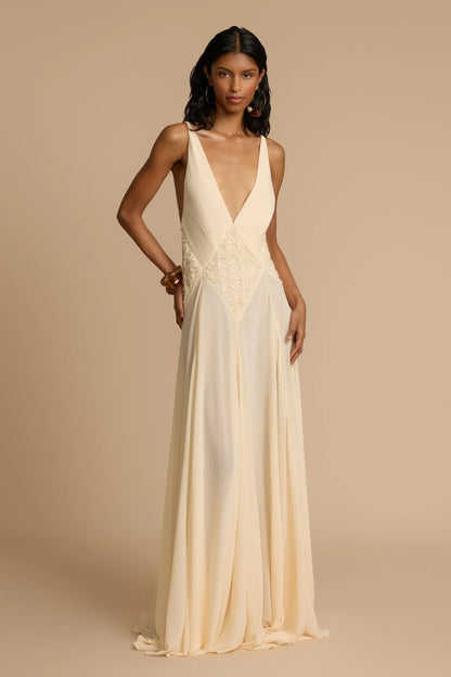 Beautifully Finished Dress in a Timeless Design
