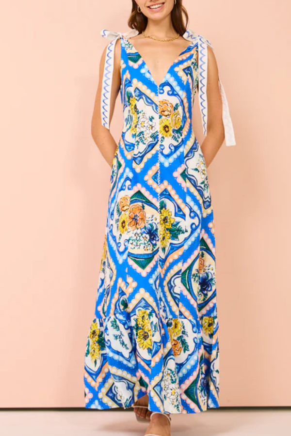 Beautifully Finished Dress in a Timeless Design