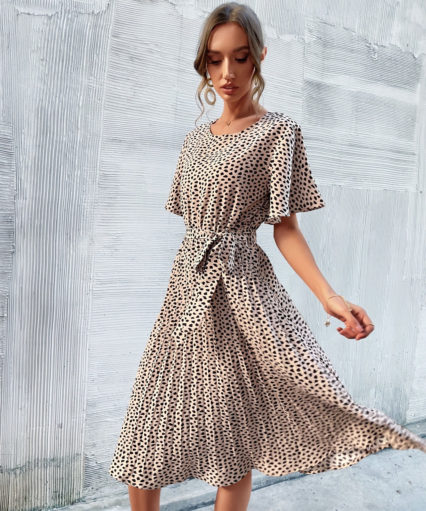 Effortlessly Elegant Dress with a Timeless Design