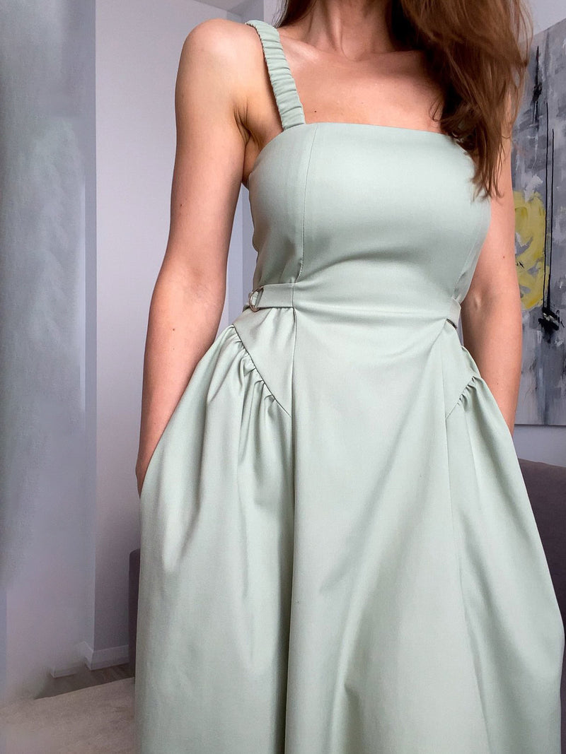 Well Tailored Dress with a Graceful Silhouette