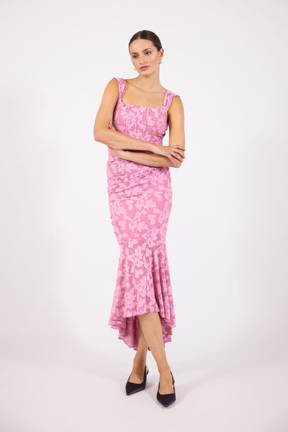 Well Tailored Dress with a Graceful Silhouette