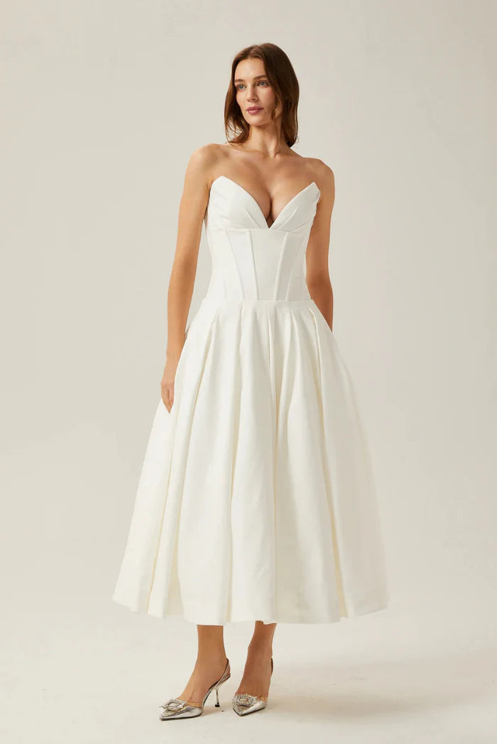Gracefully Styled Dress for Any Occasion