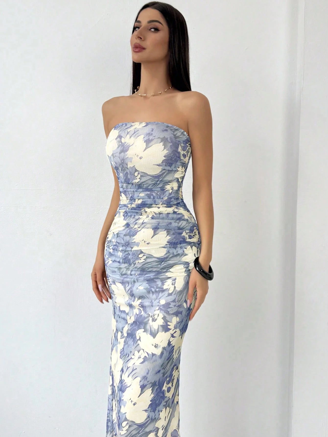 Beautifully Finished Dress in a Timeless Design