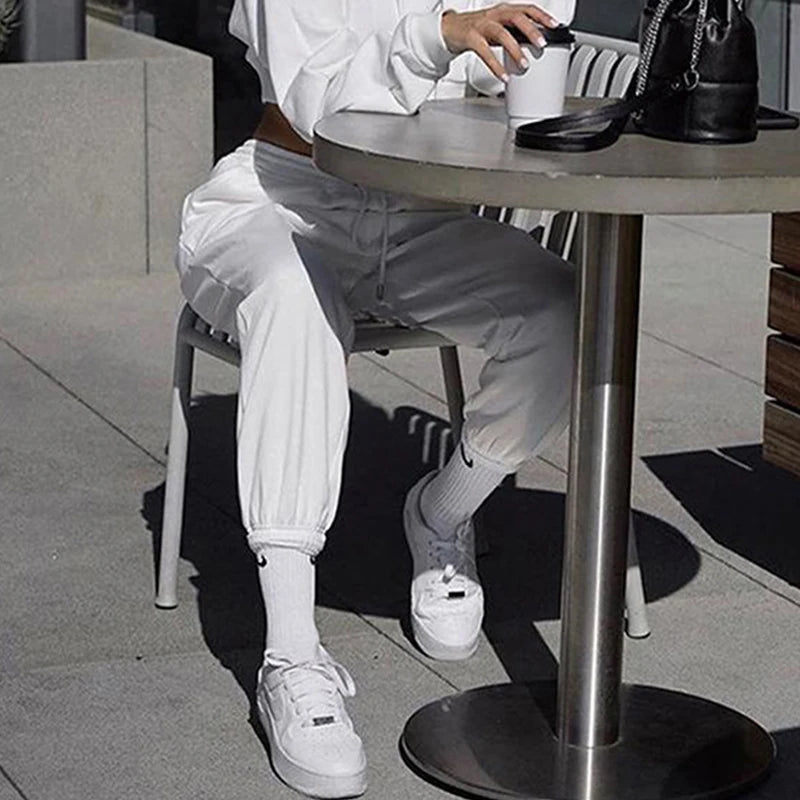 Effortlessly Elegant Pants with a Timeless Design