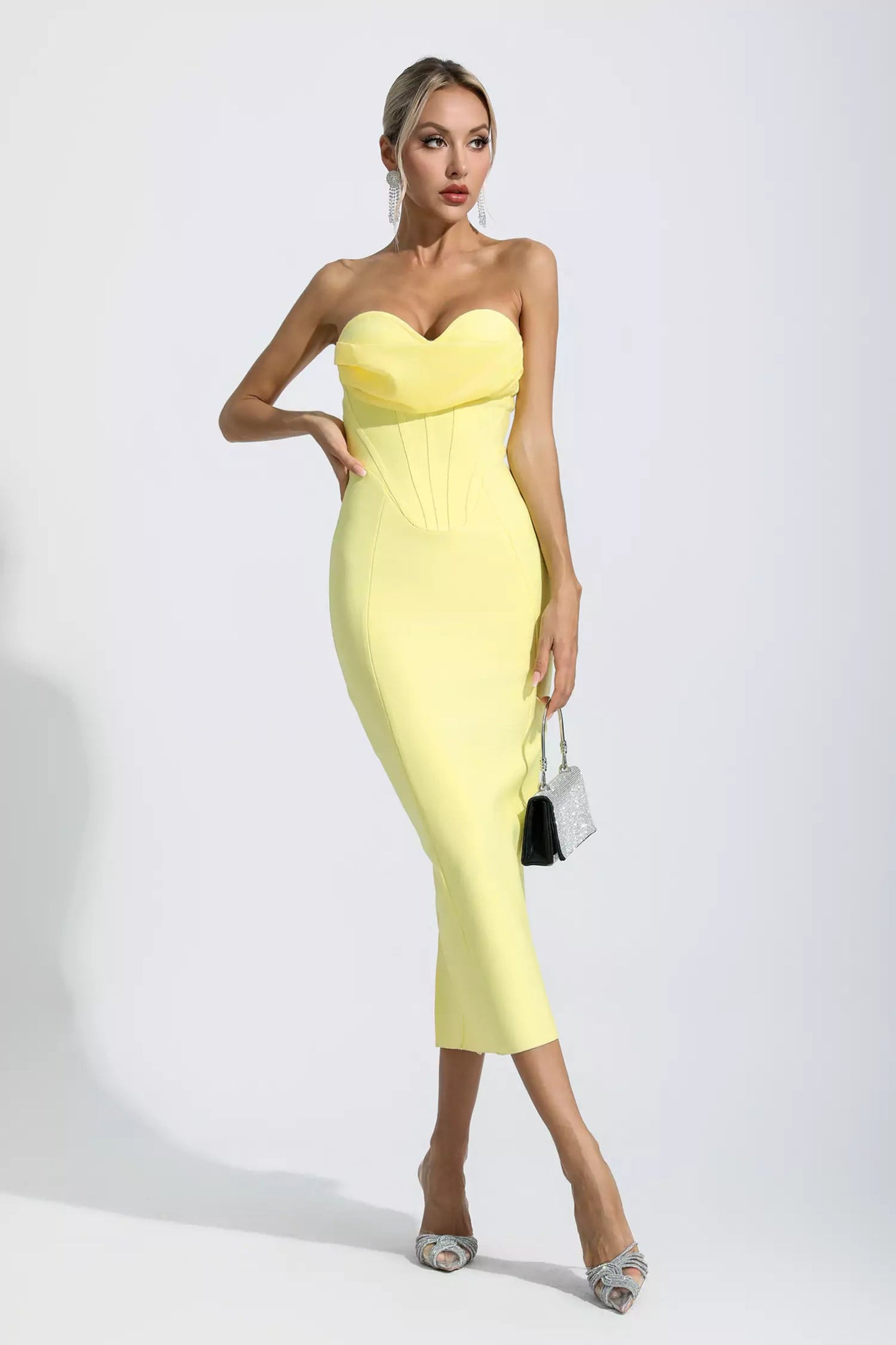 Effortlessly Elegant Dress with a Timeless Design