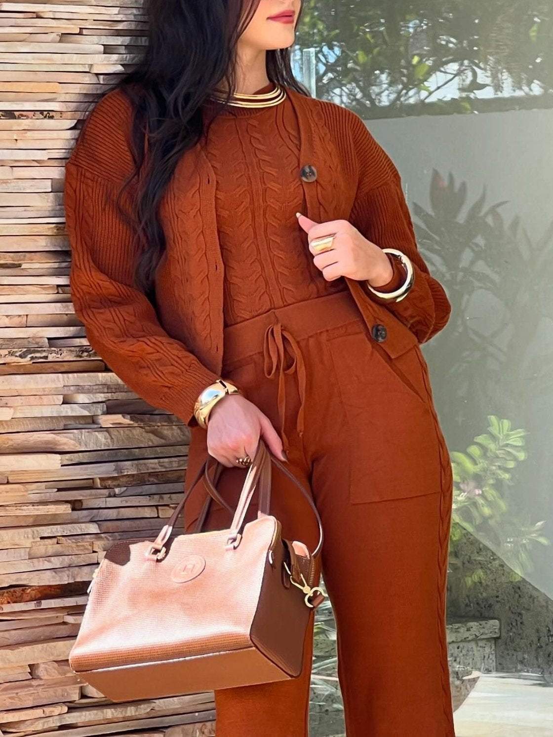 Effortlessly Elegant Pants with a Timeless Design