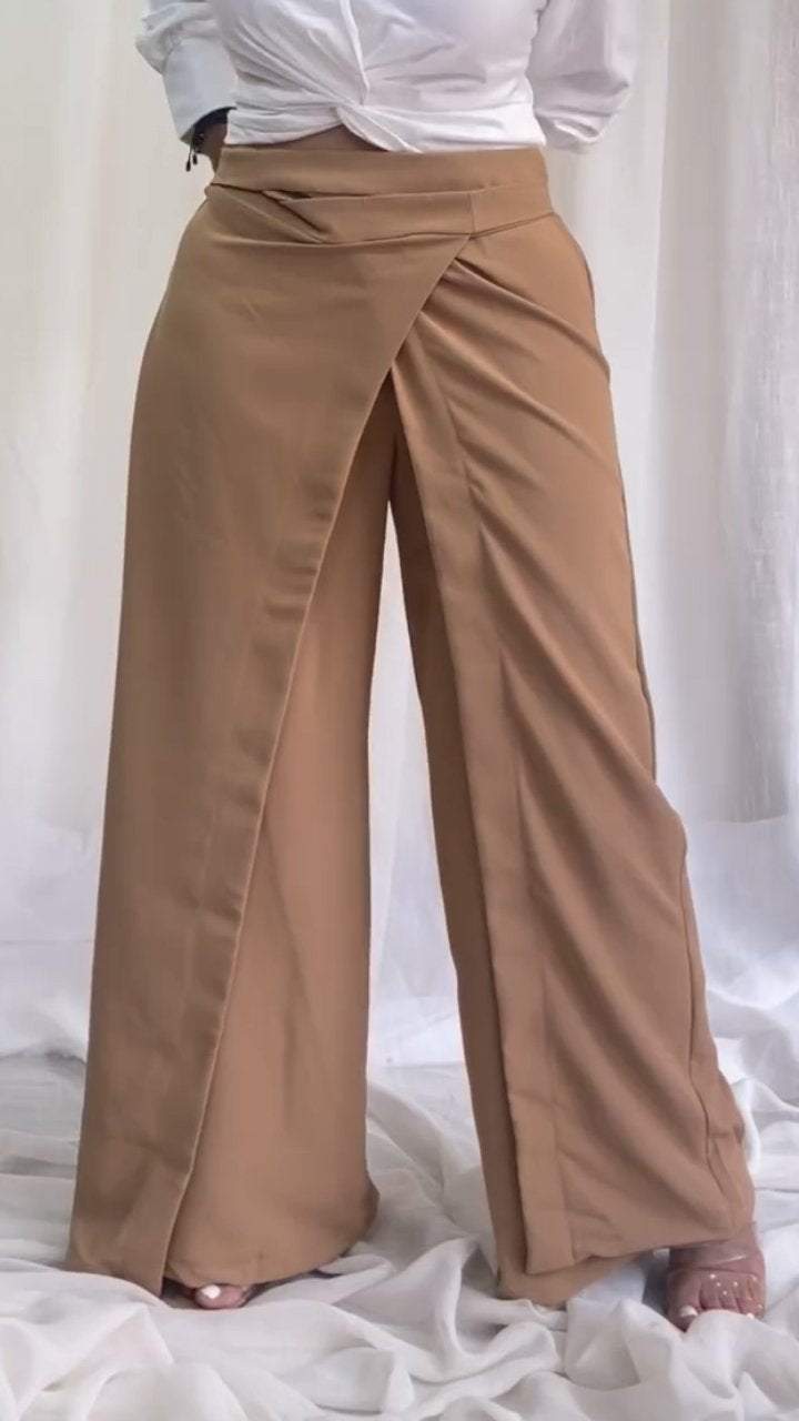 Effortlessly Elegant Pants with a Timeless Design