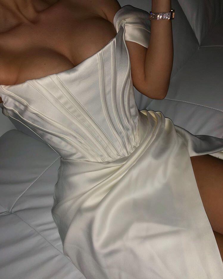 Beautifully Finished Dress in a Timeless Design