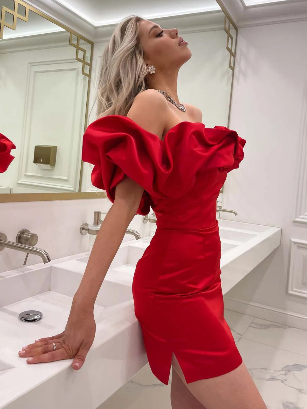 Beautifully Finished Dress in a Timeless Design