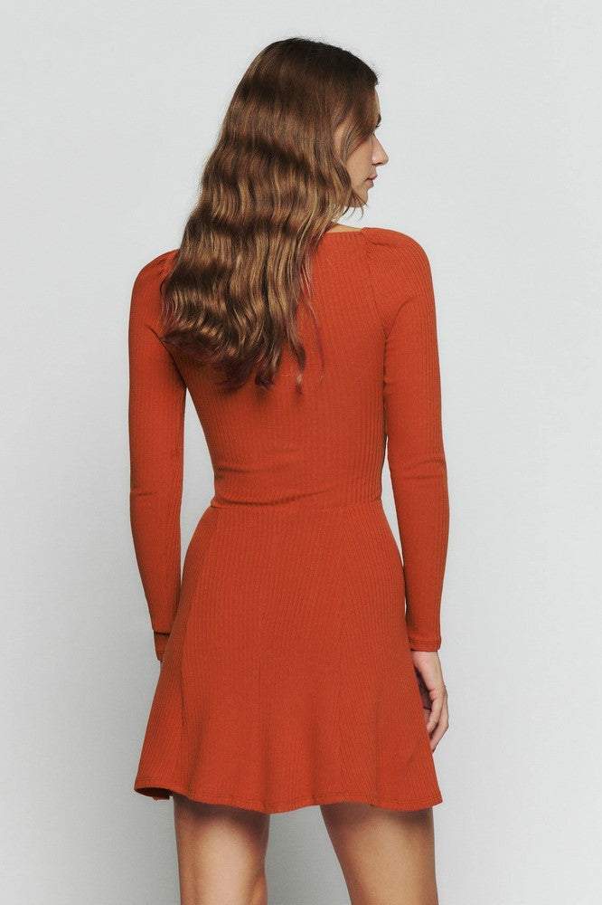 Well Tailored Dress with a Graceful Silhouette