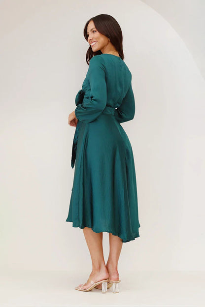 Effortlessly Elegant Dress with a Timeless Design
