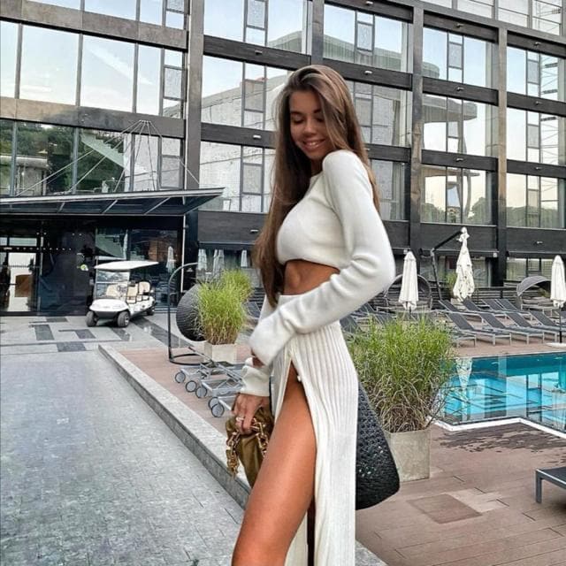 Effortlessly Elegant Sweater with a Timeless Design