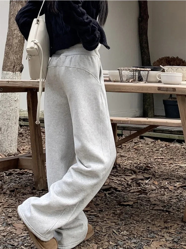 Effortlessly Elegant Pants with a Timeless Design