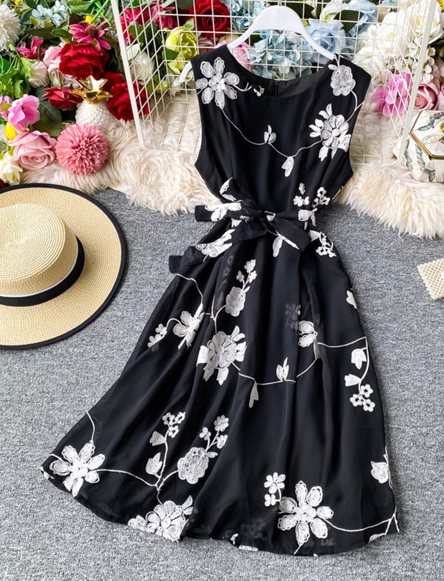 Effortlessly Elegant Dress with a Timeless Design